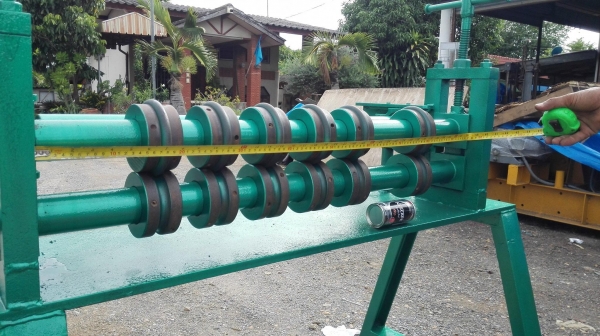 เครื่องรีดรอนแผ่นมือหมุน หน้ากว้าง 95 cm มีลูกกดลาย 6 ชุด ใช้กดแผ่นเหล็ก/สแตนเลส เดิมขึ้นงานกดลายถัง