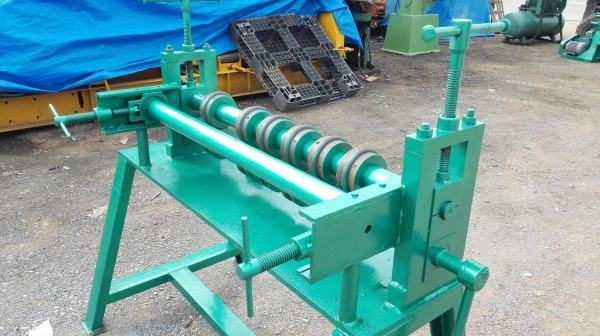 เครื่องรีดรอนแผ่นมือหมุน หน้ากว้าง 95 cm มีลูกกดลาย 6 ชุด ใช้กดแผ่นเหล็ก/สแตนเลส เดิมขึ้นงานกดลายถัง