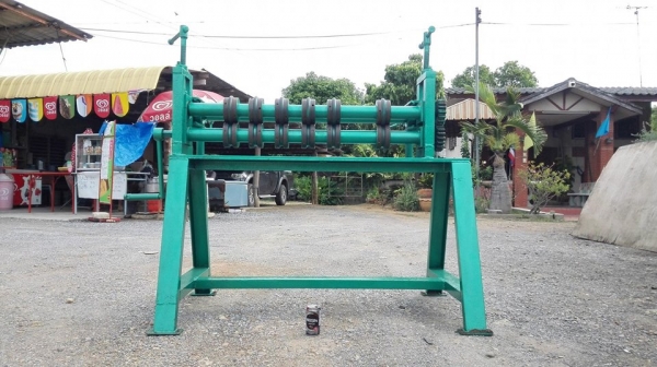 เครื่องรีดรอนแผ่นมือหมุน หน้ากว้าง 95 cm มีลูกกดลาย 6 ชุด ใช้กดแผ่นเหล็ก/สแตนเลส เดิมขึ้นงานกดลายถัง