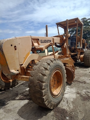 รถเกรดเดอร์ ยี่ห้อ Gladiator รุ่น PY165 รถสตาทติด ขายตามสภาพ