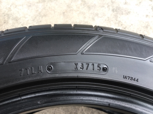ยาง 215-55-17 Dunlop ปลายปี 15 ดอกยางหนา สภาพดี ยาง 215-55-17 Dunlop ปลายปี 15 ดอกยางหนา สภาพดี