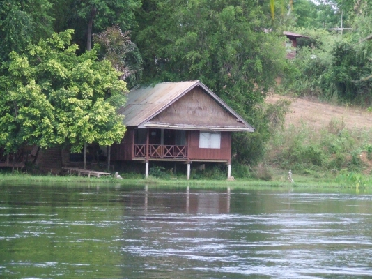 ขายที่ดินติดชายนํ้า  9  ไร่อยู่กาญจนบุรี.ใกล้ตัวตลาด