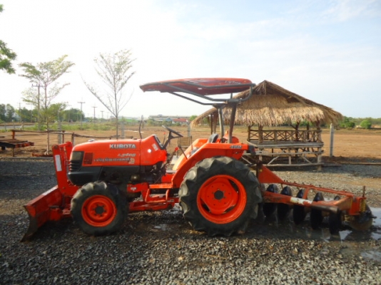 ขายด่วนรถไถคูโบต้าL3408พร้อมอุปกรณ์ ใบมีดดันดินหน้าและ ผานหลัง รถสภาพพร้อมใช้งาน เครื่องแน่นไม่มีเยิ ขายด่วนรถไถคูโบต้าL3408พร้อมอุปกรณ์ ใบมีดดันดินหน้าและ ผานหลัง รถสภาพพร้อมใช้งาน เครื่องแน่นไม่มีเยิ