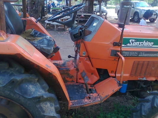 ขายด่วน..รถไถ KUBOTA L1-22 4 WD รถสวยสีเดิม ๆ สภาพพร้อมใช้งาน แถมฟรี จอบหมุน ล้อเหล็ก ผาน 5 อย่างดี ไว้ให้ใช้งาน.