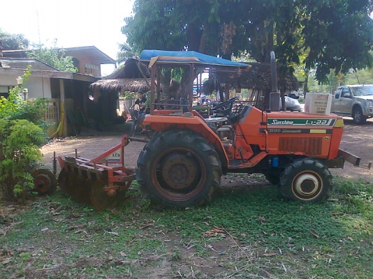ขายด่วน..รถไถ KUBOTA L1-22 4 WD รถสวยสีเดิม ๆ สภาพพร้อมใช้งาน แถมฟรี จอบหมุน ล้อเหล็ก ผาน 5 อย่างดี ไว้ให้ใช้งาน.