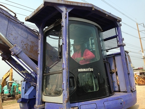 ขายรถแบคโฮ KOMATSU PC228USE-2 นำเข้าจากญี่ปุ่น รถปี2001 มีVDOให้ชมครับติดต่อ 081-2990958 ขายรถแบคโฮ KOMATSU PC228USE-2 นำเข้าจากญี่ปุ่น รถปี2001 มีVDOให้ชมครับติดต่อ 081-2990958