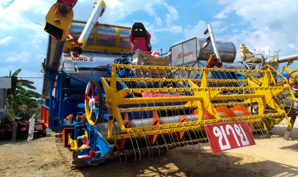 รถเกี่ยวข้าว ส.ทวีวัฒนาฯ