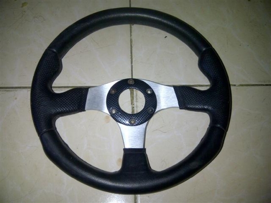 พวงมาลัยรถไม่เคยใช้เก็บจนลืม