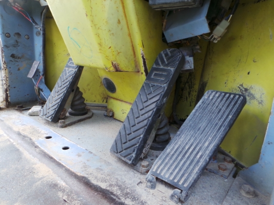 kawasaki รถตักล้อยาง ตักขึ้นหกล้อได้  เอวดี ปั้มไม่เยิ้ม เครื่องดี พร้อมใช้ค่ะ