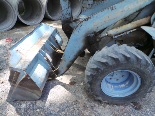 kawasaki รถตักล้อยาง ตักขึ้นหกล้อได้  เอวดี ปั้มไม่เยิ้ม เครื่องดี พร้อมใช้ค่ะ