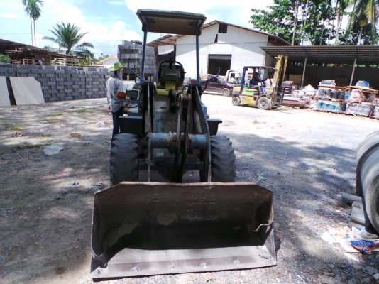 kawasaki รถตักล้อยาง ตักขึ้นหกล้อได้  เอวดี ปั้มไม่เยิ้ม เครื่องดี พร้อมใช้ค่ะ