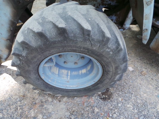 kawasaki รถตักล้อยาง ตักขึ้นหกล้อได้  เอวดี ปั้มไม่เยิ้ม เครื่องดี พร้อมใช้ค่ะ