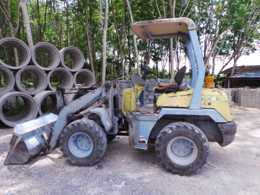 kawasaki รถตักล้อยาง ตักขึ้นหกล้อได้  เอวดี ปั้มไม่เยิ้ม เครื่องดี พร้อมใช้ค่ะ