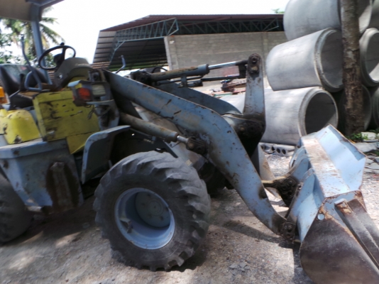 kawasaki รถตักล้อยาง ตักขึ้นหกล้อได้  เอวดี ปั้มไม่เยิ้ม เครื่องดี พร้อมใช้ค่ะ