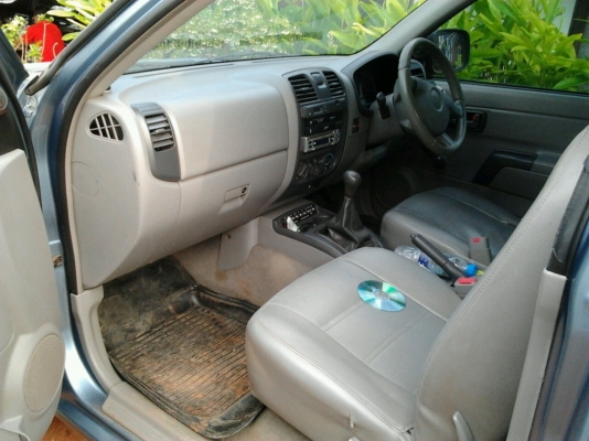 ISUZU D-MAX SPACE CAB SX 2.5 MT ปี 2003 สวยจัดสีบางเดิมทั้งคัน เครื่องแห้้งแรงดีไม่มีเยิ้ม ภายในเก๋งคอนโซลสวยมาก เครื่องเสียงชุดใหญ่ CD พ.เพาเวอร์ กระบะปูพื้นยางลายเนอร์ ช่วงล่างแน่นหนึบ ยางสภาพดี 4 เส้นหน้าหลังประมาณ 70\% พร้อมใช้งาน เอกสารทะเบียนภาษีครบไ