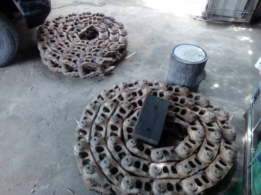 ขายโซ่เปล่า รถแทรกเตอร์ CAT-D-4-H เก่านอกบู้ชน้ำมัน 44ข้อ ตราCAT ขายคู่ละ 55,000