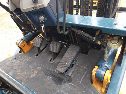 ขายรถยก KOMATSU FG 25-11 เครื่องเบนซิน H20  เสาสูง 5.5 เมตร ยกได้ 2.5 ตัน เกียร์ออโต้ ล้อหน้าคู่ รถนอกนำเข้า ติดต่อ 098-7962549