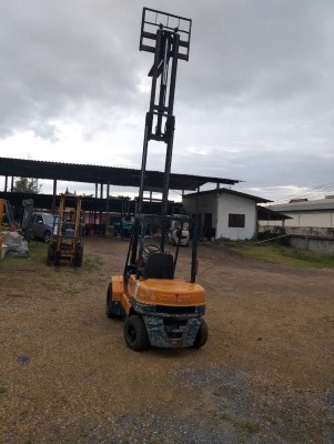 ขายรถยก KOMATSU FG 25-11 เครื่องเบนซิน H20  เสาสูง 5.5 เมตร ยกได้ 2.5 ตัน เกียร์ออโต้ ล้อหน้าคู่ รถนอกนำเข้า ติดต่อ 098-7962549