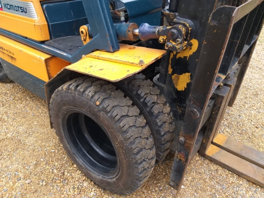 ขายรถยก KOMATSU FG 25-11 เครื่องเบนซิน H20  เสาสูง 5.5 เมตร ยกได้ 2.5 ตัน เกียร์ออโต้ ล้อหน้าคู่ รถนอกนำเข้า ติดต่อ 098-7962549