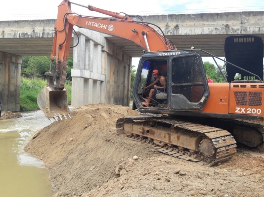 ขายรถแบคโฮ Hitachi EX200 มีเมกก้าปั้ม สภาพพร้อมใช้งาน