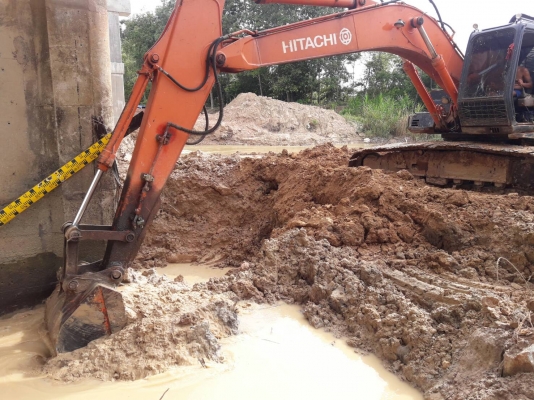 ขายรถแบคโฮ Hitachi EX200 มีเมกก้าปั้ม สภาพพร้อมใช้งาน