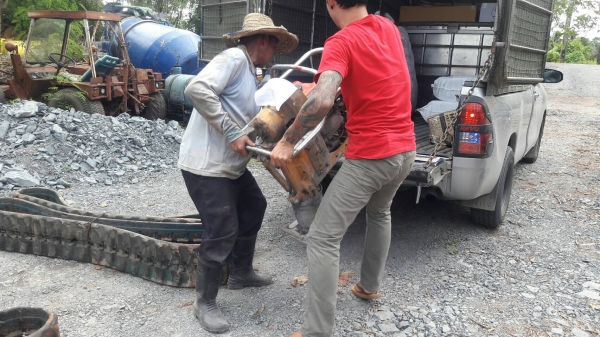 แจ้งลูกค้า สุราษฎร์ธานีครับ tractor-backhoe จัดส่ง เครื่องตบดิบ แบบจิงโจ้ ขึ้นรถขนส่งให้เรียบร้อยแล้ แจ้งลูกค้า สุราษฎร์ธานีครับ tractor-backhoe จัดส่ง เครื่องตบดิบ แบบจิงโจ้ ขึ้นรถขนส่งให้เรียบร้อยแล้