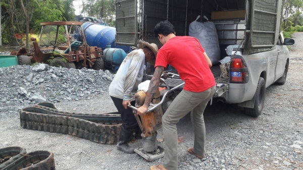 แจ้งลูกค้า สุราษฎร์ธานีครับ tractor-backhoe จัดส่ง เครื่องตบดิบ แบบจิงโจ้ ขึ้นรถขนส่งให้เรียบร้อยแล้