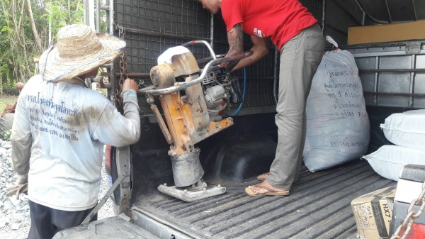 แจ้งลูกค้า สุราษฎร์ธานีครับ tractor-backhoe จัดส่ง เครื่องตบดิบ แบบจิงโจ้ ขึ้นรถขนส่งให้เรียบร้อยแล้ แจ้งลูกค้า สุราษฎร์ธานีครับ tractor-backhoe จัดส่ง เครื่องตบดิบ แบบจิงโจ้ ขึ้นรถขนส่งให้เรียบร้อยแล้