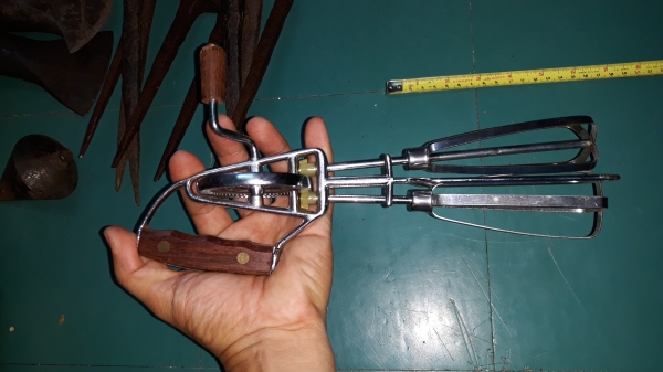 ขายที่ปั่นขนมผสมแป้งแบบมือหมุนSTANLESS MADE IN JAPAN.สวยๆ ขายที่ปั่นขนมผสมแป้งแบบมือหมุนSTANLESS MADE IN JAPAN.สวยๆ
