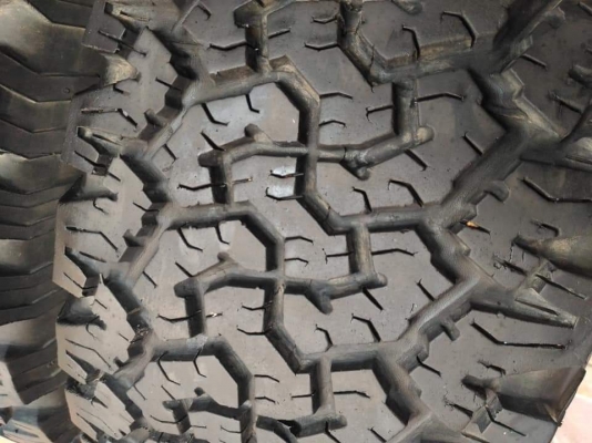 ยาง BF Goodrich All-Terrain T/A KO 265/70R16 ผลิตปี 2015 ยางสวย ดอกหนา ไม่บั้ง ขายถูก 4 เส้น 14800.- ยาง BF Goodrich All-Terrain T/A KO 265/70R16 ผลิตปี 2015 ยางสวย ดอกหนา ไม่บั้ง ขายถูก 4 เส้น 14800.-