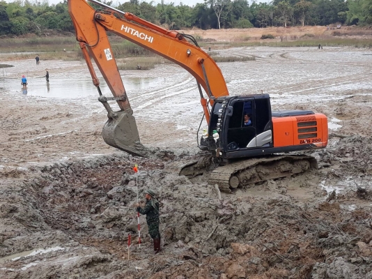 ขายHitachi ZX 200 - 5G  ปี 2012 เอกสารเล่มทะเบียนพร้อมโอน