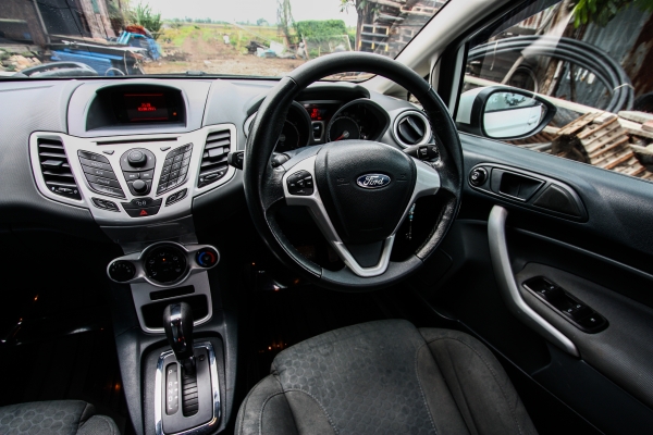 ขายรถขุด เก่าญี่ปุ่นพร้อมใช้งาน สนใจติดต่อ 086-324-1992