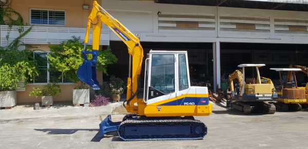 ขาย รถขุด KOMATSU รุ่น PC40-6- มือสองญี่ปุ่น แทรกเหล็ก สลัก บูทเอวแน่น 100\% คันนี้ พร้อมหัวเก๋ง สวยพร้อมใช้งาน มือถือ 0818753444