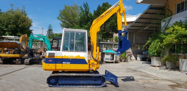ขาย รถขุด KOMATSU รุ่น PC40-6- มือสองญี่ปุ่น แทรกเหล็ก สลัก บูทเอวแน่น 100\% คันนี้ พร้อมหัวเก๋ง สวยพร้อมใช้งาน มือถือ 0818753444