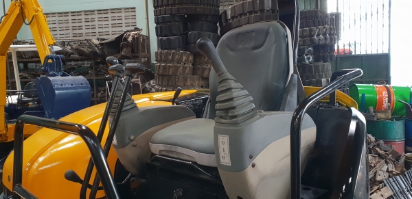 ขายรถขุด CATERPILLAR รุ่น 304CR มือสองญี่ปุ่น แทรกเหล็ก สลัก บูทเอวแน่น 100\% ปั้มนิ้ว คอนโทรลสั้น ทำงานไว สวยพร้อมใช้งาน มือถือ 0818753444