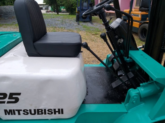 ขายรถยก MITSUBISHI FD25 F18B เครื่องดีเซล S4S เกียร์ธรรมดา ยกได้2.5ตัน เสาเข้าตู้สูง3เมตร ยางตันหน้า-หลัง ติดต่อ 098-7962549