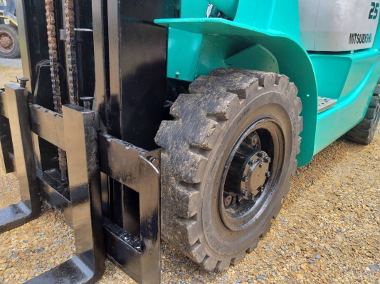 ขายรถยก MITSUBISHI FD25 F18B เครื่องดีเซล S4S เกียร์ธรรมดา ยกได้2.5ตัน เสาเข้าตู้สูง3เมตร ยางตันหน้า-หลัง ติดต่อ 098-7962549