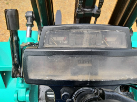 ขายรถยก MITSUBISHI FD25 F18B เครื่องดีเซล S4S เกียร์ธรรมดา ยกได้2.5ตัน เสาเข้าตู้สูง3เมตร ยางตันหน้า-หลัง ติดต่อ 098-7962549