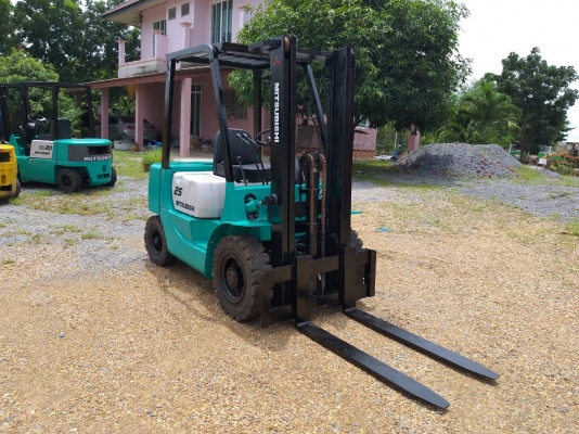 ขายรถยก MITSUBISHI FD25 F18B เครื่องดีเซล S4S เกียร์ธรรมดา ยกได้2.5ตัน เสาเข้าตู้สูง3เมตร ยางตันหน้า-หลัง ติดต่อ 098-7962549