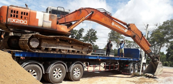 รถแบคโฮ HITACHI EX200-2 มีคลิปการทำงานส่งให้ทางไลน์ได้ครับ.