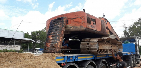 รถแบคโฮ HITACHI EX200-2 มีคลิปการทำงานส่งให้ทางไลน์ได้ครับ.