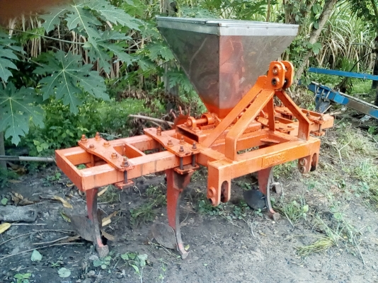 เครื่องฝังปุ๋ย