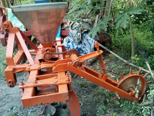 เครื่องฝังปุ๋ย