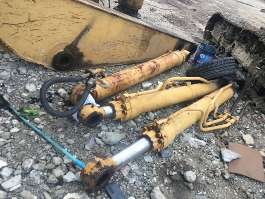 ขายด่วน กระบอกCAT330V2 สี่กระบอก