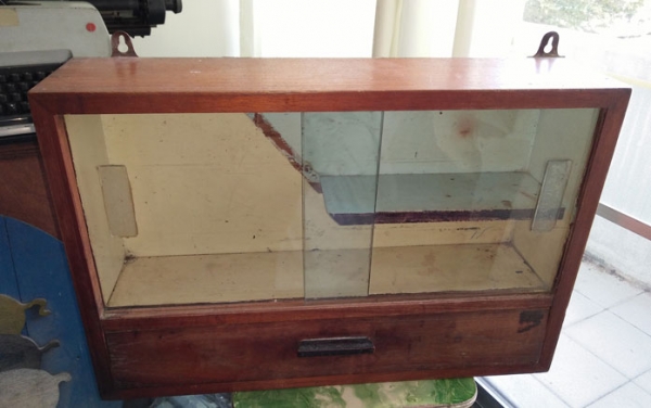 ตู้ยาไม้สัก