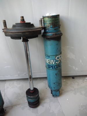 ขายโช็คหลังกระบอกฟ้า New srใส่ สตราเลท ,โซลูน่า  เผื่อใครจะเอาไปทำสตรัทครับ