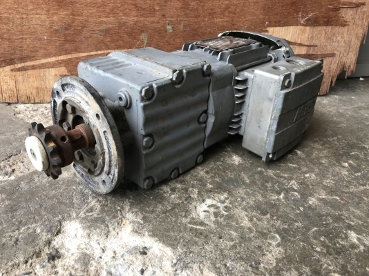 ขายมอเตอร์เกียร์หน้าแปลน SEW eurodrive 1/2HP. 380V อัตราทด 1:7.5 เพลาออกประมาณ 183รอบต่อนาที สภาพสวย หมุนนิ่ม พร้อมใช้งาน