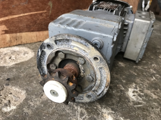 ขายมอเตอร์เกียร์หน้าแปลน SEW eurodrive 1/2HP. 380V อัตราทด 1:7.5 เพลาออกประมาณ 183รอบต่อนาที สภาพสวย หมุนนิ่ม พร้อมใช้งาน ขายมอเตอร์เกียร์หน้าแปลน SEW eurodrive 1/2HP. 380V อัตราทด 1:7.5 เพลาออกประมาณ 183รอบต่อนาที สภาพสวย หมุนนิ่ม พร้อมใช้งาน