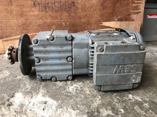 ขายมอเตอร์เกียร์หน้าแปลน SEW eurodrive 1/2HP. 380V อัตราทด 1:7.5 เพลาออกประมาณ 183รอบต่อนาที สภาพสวย หมุนนิ่ม พร้อมใช้งาน ขายมอเตอร์เกียร์หน้าแปลน SEW eurodrive 1/2HP. 380V อัตราทด 1:7.5 เพลาออกประมาณ 183รอบต่อนาที สภาพสวย หมุนนิ่ม พร้อมใช้งาน