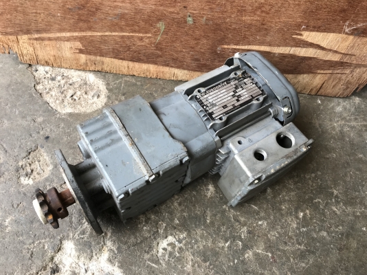 ขายมอเตอร์เกียร์หน้าแปลน SEW eurodrive 1/2HP. 380V อัตราทด 1:7.5 เพลาออกประมาณ 183รอบต่อนาที สภาพสวย หมุนนิ่ม พร้อมใช้งาน ขายมอเตอร์เกียร์หน้าแปลน SEW eurodrive 1/2HP. 380V อัตราทด 1:7.5 เพลาออกประมาณ 183รอบต่อนาที สภาพสวย หมุนนิ่ม พร้อมใช้งาน